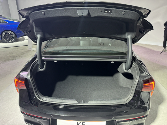 기아 더 뉴 K5 트렁크.